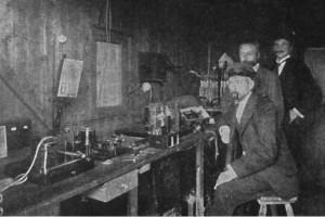 Bild 3. Adolf Köpsel, Ferdinand Braun und Jonathan Zenneck bei Versuchen zur Funkbrücke Cuxhaven – Helgoland am 24. September 1900. Bild: Wikipedia