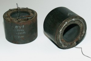 Bild 5. Bombenzünder-Kondensatoren, die der Verfasser auf einem Funk-Flohmarkt erworben hat. Hier erkennt man die ringförmig zusammengelöteten Einzelanschlüsse der einzelnen Wickel.